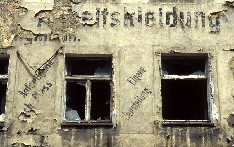Zittau, Mandauer Berg 10, 21.6.1997 (2).jpg - ... von Arbeitskleidung Karl ... mann. Anfertigung nach Mass. Eigene Herstellung
